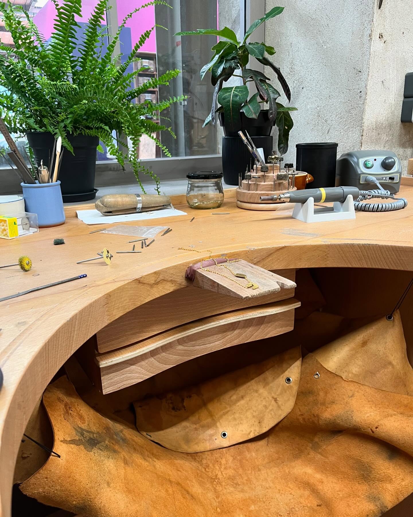 L’établi de bijoutier en bois, avec une fougère et des outils, à l’Atelier du Bijou