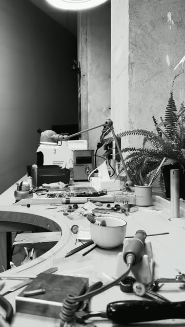 Établi de l’atelier en noir et blanc, avec ses outils
