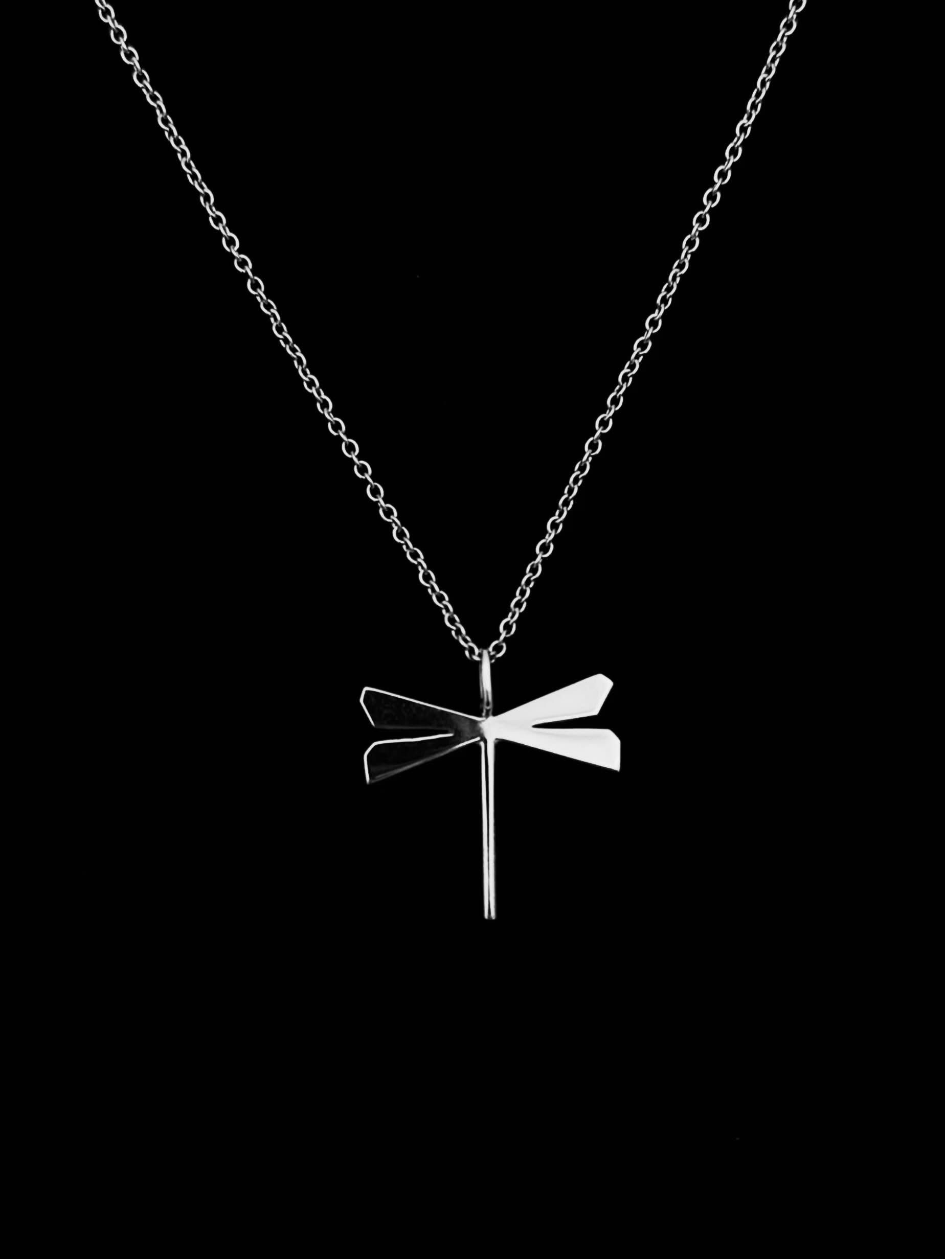 Collier avec pendentif libellule en argent sur fond noir