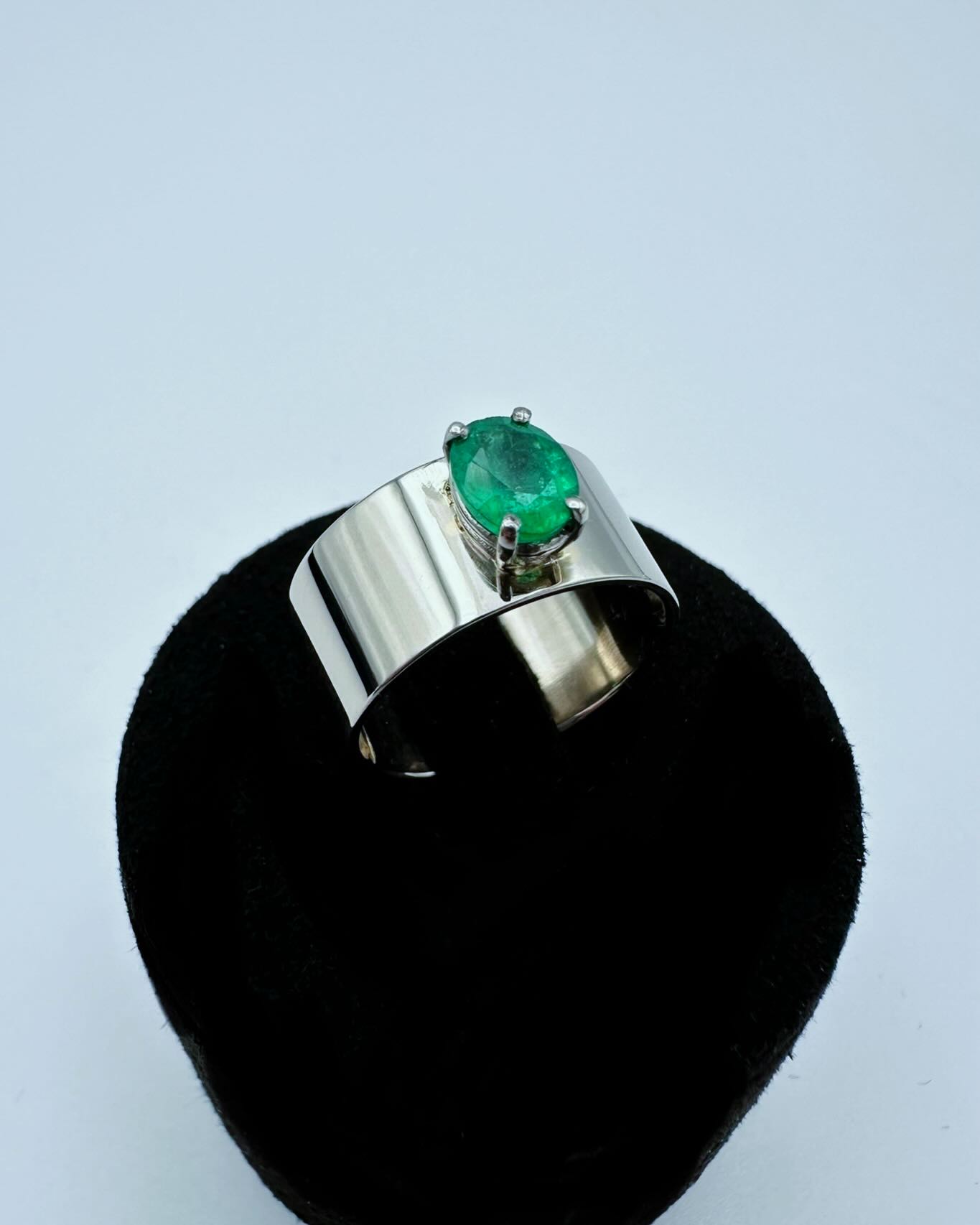 Bague émeraude et or blanc sur velours noir